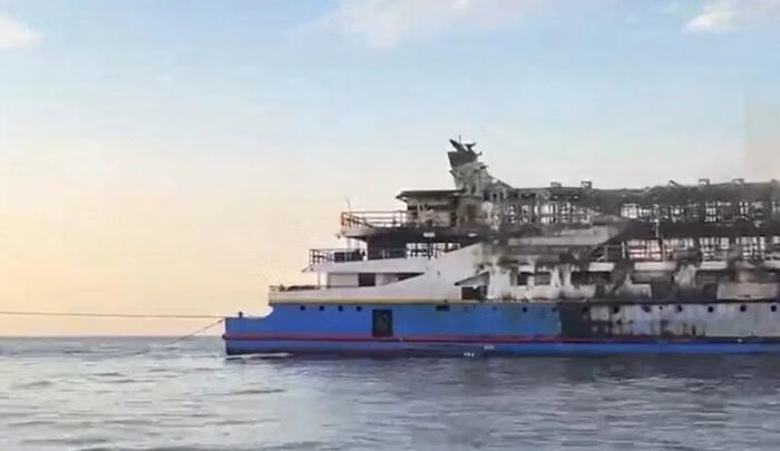 Kapal KM Barcelona V yang terbakar di perairan Manado, Minggu 20 Juli 2025 (Dok. Koarmada RI)