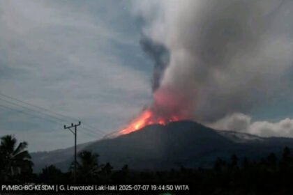Erupsi G. Lewotobi Laki-laki, Nusa Tenggara Timur pada tanggal 07 Juli 2025 pukul 19:32 WITA dengan tinggi kolom abu teramati ± 13.000 m di atas puncak (± 14.584 m di atas permukaan laut). (Foto: PVMBG-BH-KESDM)