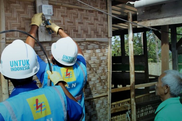 PLN sambungkan listrik gratis ke rumah warga tak mampu di Gunung Kidul melalui program Light Up The Dream, memberikan harapan baru bagi masa depan keluarga pra-sejahtera.