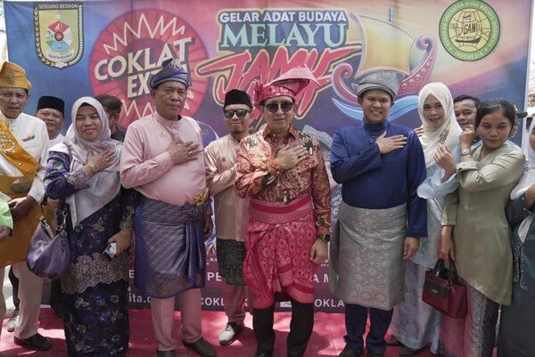 Menbud, Fadli Zon saat hadiri upacara adat Jamu Laut di Serdang Bedagai, Sumara Utara (Dok. Kemenbud)