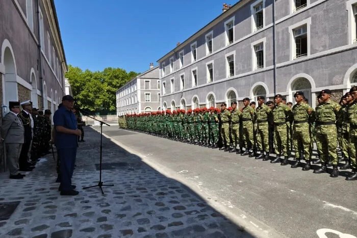 Menteri Pertahanan Sjafrie Sjamsoeddin saat memberi pengarahan langsung kepada Kontingen Patriot II jelang Bastille Day 2025 di Paris, Prancis.