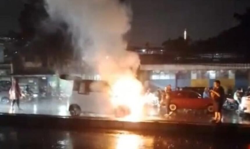 Mobil Listrik Wuling Air EV Terbakar Hebat di Bandung Saat Hujan Deras