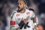 Neymar rayakan gol penentu kemenangan bagi Santos atas Flamengo, bantu klub keluar dari zona degradasi.