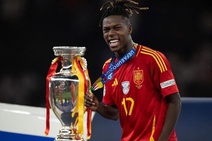 Nico Williams resmi bertahan di Athletic Club hingga 2035 setelah menolak tawaran besar dari Barcelona.