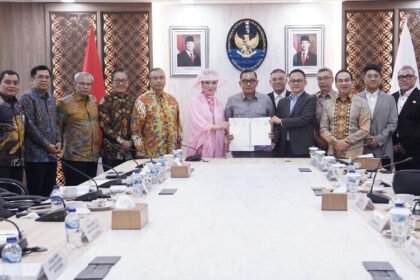 Penandatanganan kerja sama Worldvuer iByond Limited, perusahaan teknologi berbasis Silicon Valley dengan Tunas Prima Industrial Estate yang dilakukan di Jakarta (9/7/2025, disaksikan langsung oleh Wakil Menteri Investasi dan Hilirisasi/Wakil Kepala BKPM Todotua Pasaribu.