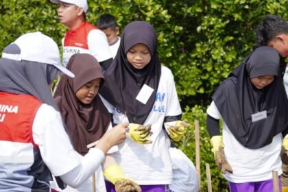Tumbuhkan Cinta Lingkungan, Pertamina dan Siswa SD Tanam Puluhan Ribu Mangrove