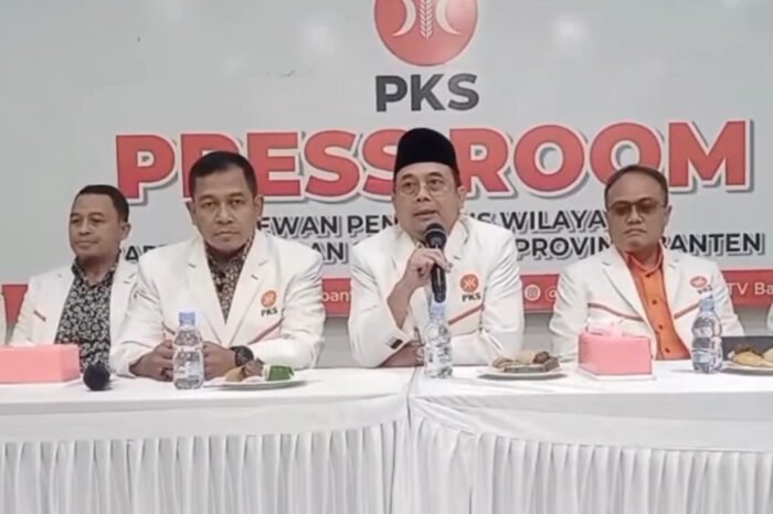 Wakil Ketua DPRD Banten dari PKS, Budi Prajogo, dicopot usai skandal titipan siswa ke SMAN Cilegon viral di media sosial.