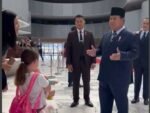 Beautiful!: Momen Manis Prabowo Berpapasan dan Sapa Anak Kecil Brasil