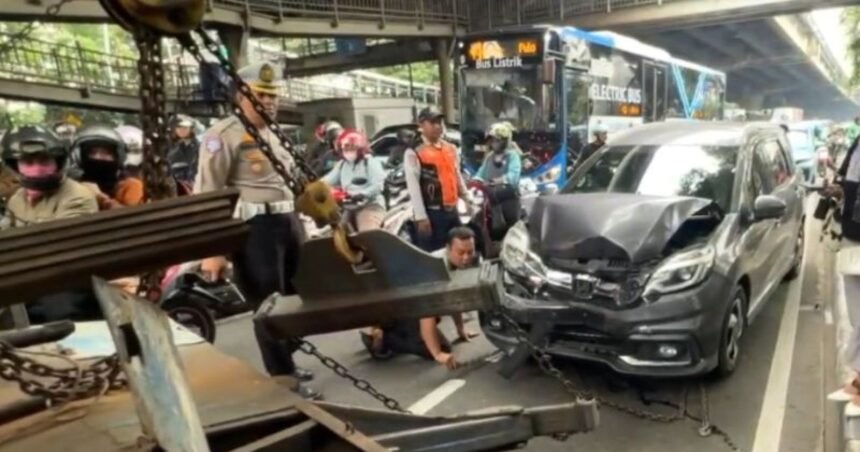 Pakai Pelat TNI Palsu, Fortuner Terlibat Kecelakaan Beruntun di Utan Kayu