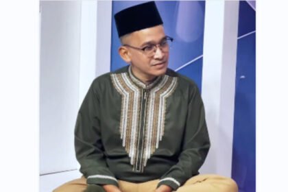 Ruben Onsu peluk erat Denis, adik Sarwendah, saat melayat mendiang ayah mantan istrinya di rumah duka Grand Heaven Pluit.