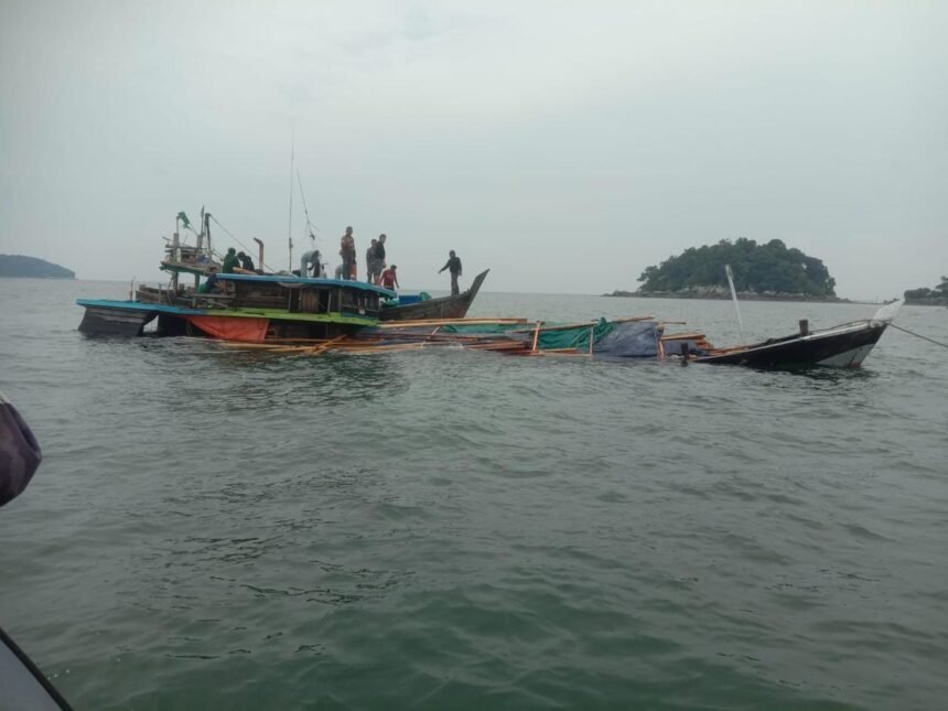 TNI AL dan Tim SAR Selamatkan Kapal Nyaris Karam di Perairan Posek