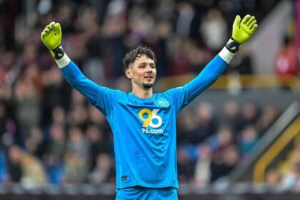 James Trafford resmi kembali berseragam Manchester City setelah tampil gemilang bersama Burnley. City sukses memboyongnya dengan harga di bawah klausul awal.