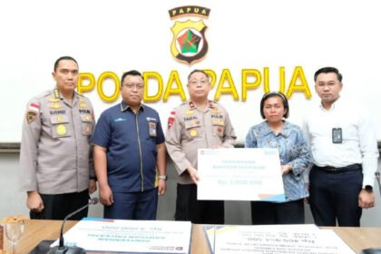 Waka Polda Papua Brigjen Pol Faizal Rahmadani menyerahkan santunan kepada satu dari tiga ahli waris anggota Polri yang gugur dibunuh KKB (Dok. Humas Polda Papua)