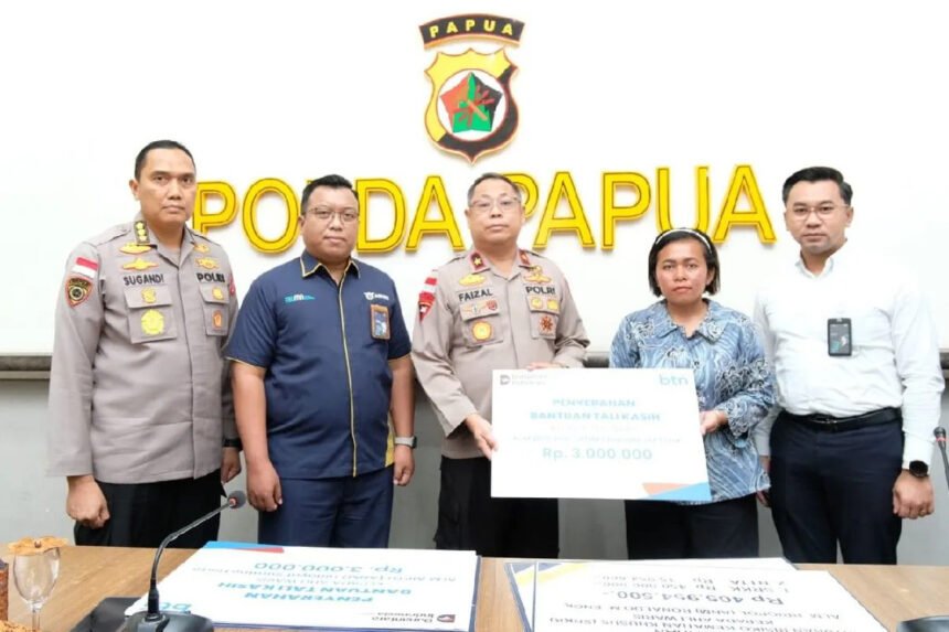 Waka Polda Papua Brigjen Pol Faizal Rahmadani menyerahkan santunan kepada satu dari tiga ahli waris anggota Polri yang gugur dibunuh KKB (Dok. Humas Polda Papua)