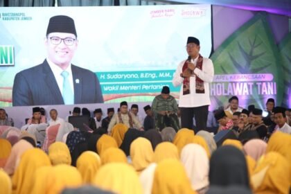 Wakil Menteri Pertanian (Wamentan) Sudaryono menghadiri Apel Solawat Tani di Desa Mangaran, Kecamatan Ajung, Kabupaten Jember (Dok. Istimewa)