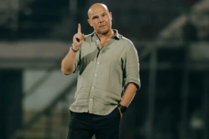 Johnny Jansen memberikan instruksi saat sesi latihan Bali United, fokus benahi taktik dan kebugaran pemain jelang Super League 2025-2026.