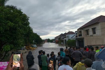 Banjir besar rendam enam kecamatan di Kota Mataram, NTB, akibat curah hujan ekstrem hingga 4,2 miliar liter air. Puluhan ribu warga terdampak.