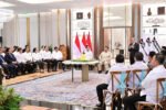 Danantara melarang 52 BUMN ubah direksi jelang RUPST 2025, termasuk Telkom, PLN, dan Pertamina. Kebijakan ini terkait konsolidasi ke holding DAM.