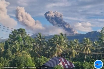 Kolom abu membumbung dari kawah Gunung Dukono di Halmahera Utara, sejak akhir Juni 2025 lalu, menandai aktivitas erupsi yang terus berlangsung. (Foto: Dok. PVMBG)