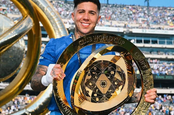 Real Madrid bergerak agresif di bursa transfer 2025, membidik Enzo Fernandez dan pertimbangkan lepas Camavinga demi menyusun ulang kekuatan lini tengah.