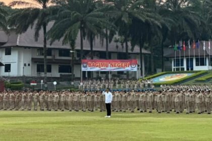 Pelantikan 1.110 lulusan IPDN Angkatan XXXII di Jatinangor menandai langkah awal pengabdian mereka sebagai Pamong Praja Muda yang siap melayani masyarakat dan negara.