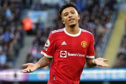 Jadon Sancho dan Marcus Rashford saat membela Manchester United dalam pertandingan Premier League 2024/2025.