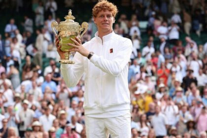 Jannik Sinner angkat trofi Wimbledon 2025 usai taklukkan Carlos Alcaraz dalam empat set di final. Kemenangan ini membawanya selangkah lagi menuju karier Grand Slam sempurna.