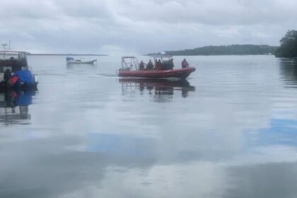 Tim SAR dan warga melakukan pencarian mahasiswa UGM yang hilang usai longboat terbalik di laut Maluku Tenggara.