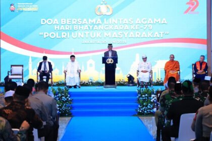 Doa lintas agama untuk peringatan Hari Bhayangkara ke-79 menggambarkan peran Polri sebagai penguat harmoni dan kebhinekaan bangsa.