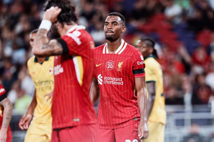 Liverpool harus menerima hasil pahit dalam uji coba pramusim di Asia setelah tumbang 2-4 dari AC Milan. Meski sempat menyamakan kedudukan, The Reds kesulitan meredam serangan balik cepat Rossoneri. Ulasan lengkap laga dan susunan pemain terbaru di sini.