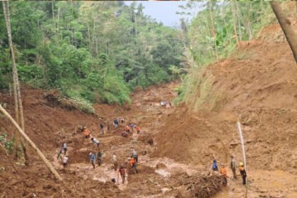 Petugas SAR tengah menyisir aliran sungai di Megamendung, Kabupaten Bogor, dalam lanjutan operasi pencarian korban banjir dan longsor yang masih hilang, Senin (7/7/2025).