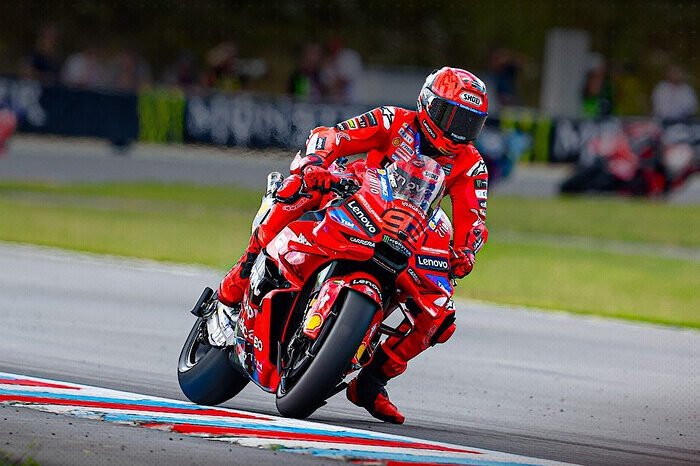 Marc Marquez tampil mendominasi di MotoGP Ceko 2025 dan finis pertama di Sirkuit Brno, mengalahkan Marco Bezzecchi dan Pedro Acosta.