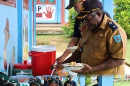 TNI AL dan Siswa SD di Perbatasan Papua Barat Daya Berbagi Makanan dan Kebersamaan