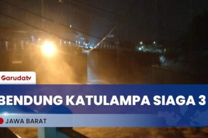 Hujan deras di kawasan Puncak pada Senin sore menyebabkan naiknya debit Sungai Ciliwung