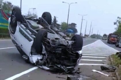 Mitsubishi Pajero Terbalik Usai Tabrak Pembatas Jalan di Gatot Subroto