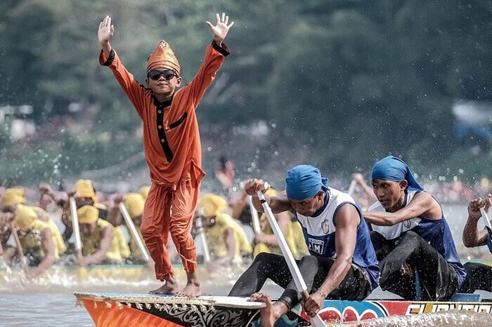 Menbud Fadli Zon tanggapi viralnya tarian pacu jalur yang sempat diklaim Malaysia, dan pastikan segera didaftarkan sebagai warisan budaya tak benda.