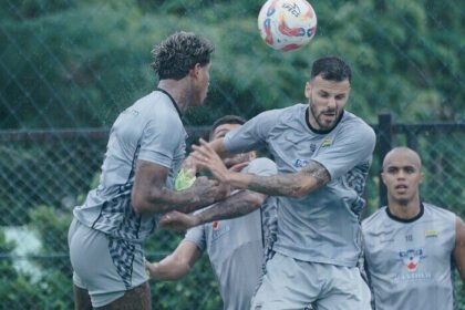 Bus Persib kecelakaan ringan di Thailand saat pramusim, semua pemain selamat tanpa cedera. KBRI Bangkok memantau langsung situasi. Kini tim telah kembali ke Indonesia dalam kondisi aman dan siap hadapi laga uji coba dengan klub Australia.