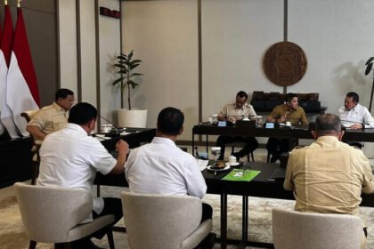 Presiden Prabowo Subianto memimpin rapat terbatas bersama para menteri di Lanud Halim, membahas stok pangan dan program strategis nasional, Minggu (20/7/2025).