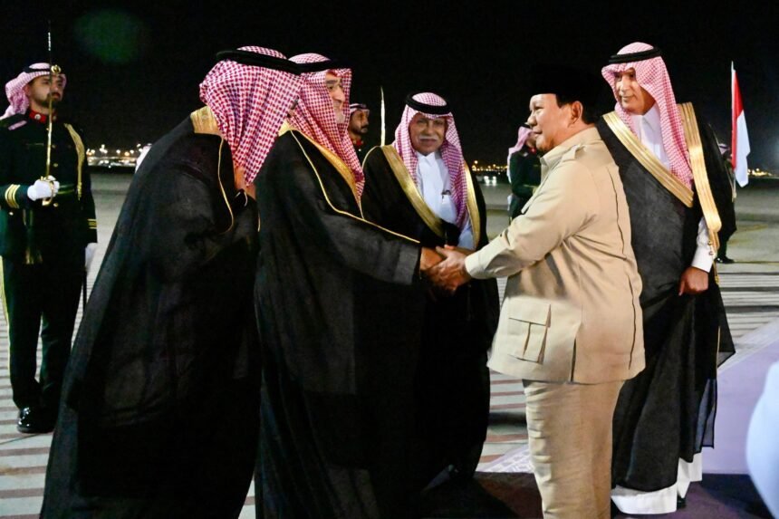 Presiden Prabowo disambut meriah di Jeddah oleh pejabat Arab Saudi dan komunitas diaspora Indonesia, Selasa (1/7), dalam kunjungan kenegaraan untuk perkuat kerja sama bilateral.