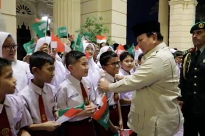 Presiden Prabowo Subianto disambut antusias anak-anak WNI di Jeddah, Arab Saudi, dengan penuh kehangatan dan pesan pendidikan.