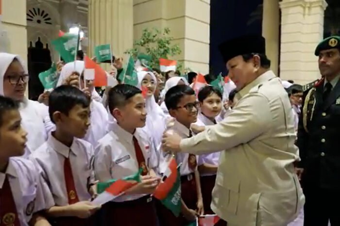 Presiden Prabowo Subianto disambut antusias anak-anak WNI di Jeddah, Arab Saudi, dengan penuh kehangatan dan pesan pendidikan.