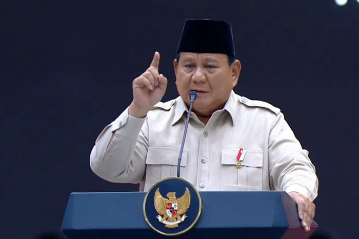 Presiden Prabowo Subianto menyampaikan kritik keras terhadap elite penyebar pesimisme dan menuding aksi demo dibiayai oleh koruptor, saat pidato di Kongres PSI, Solo, 20 Juli 2025.