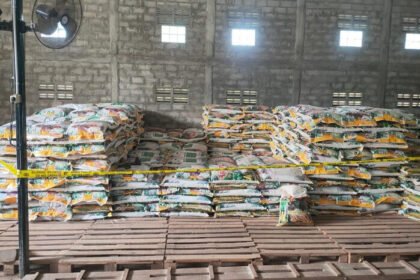 Polisi Gerebek Gudang Pupuk Palsu di Sragen, Ribuan Karung Disita Aparat Polda Jateng menyita berbagai merek pupuk yang diduga palsu dalam penggerebekan kasus penipuan distribusi pupuk di Sragen.