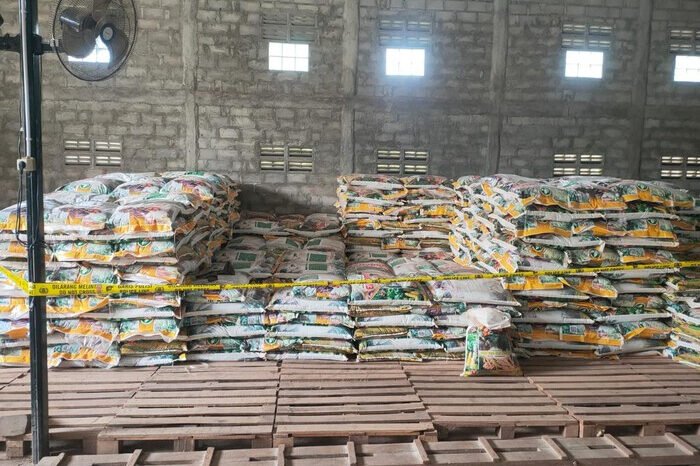 Polisi Gerebek Gudang Pupuk Palsu di Sragen, Ribuan Karung Disita Aparat Polda Jateng menyita berbagai merek pupuk yang diduga palsu dalam penggerebekan kasus penipuan distribusi pupuk di Sragen.