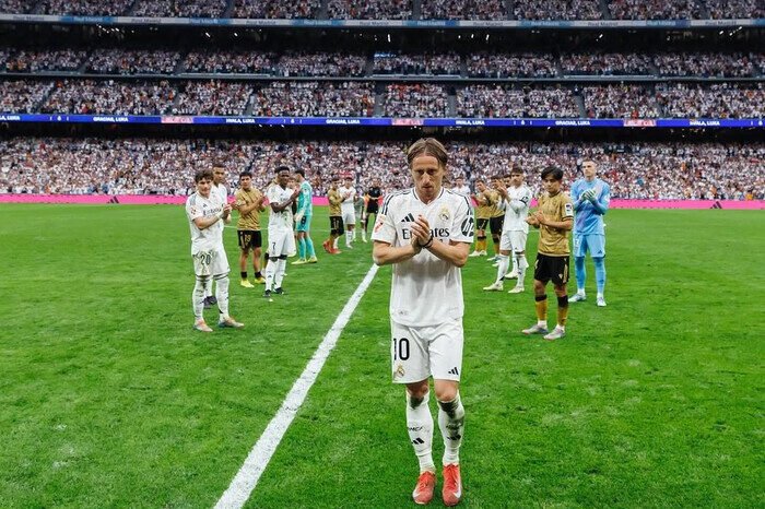 Luka Modric menyampaikan salam perpisahan kepada Real Madrid setelah 13 tahun penuh prestasi di Santiago Bernabeu. Kini ia bersiap memulai petualangan baru bersama AC Milan.