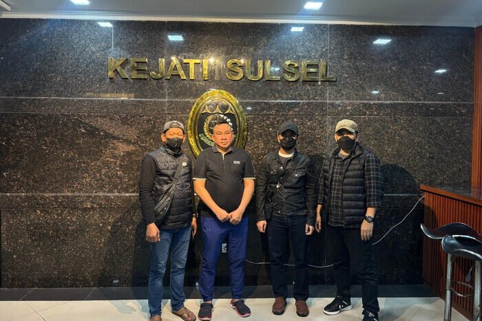 Tim gabungan Kejagung, Kejati Sulsel, dan Kejari Nabire berhasil menangkap buronan korupsi proyek bendung Nabire, Kamis dini hari, di Makassar.