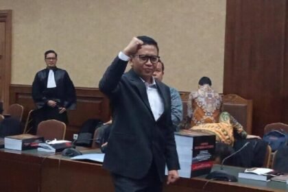Hasto Kristiyanto divonis 3,5 tahun penjara dan denda Rp250 juta dalam kasus suap Harun Masiku yang menyeret namanya sejak 2020.