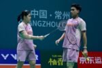 Dua wakil Indonesia, Fajar/Fikri dan Jafar/Felisha, siap menghadapi tantangan berat dari pasangan tuan rumah di semifinal China Open 2025.