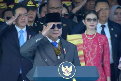 Presiden RI Prabowo Subianto disambut Kapolri Jenderal Listyo Sigit Prabowo di area Lapangan Monas, Selasa (1/7/2025), dalam rangka peringatan Hari Bhayangkara ke-79.