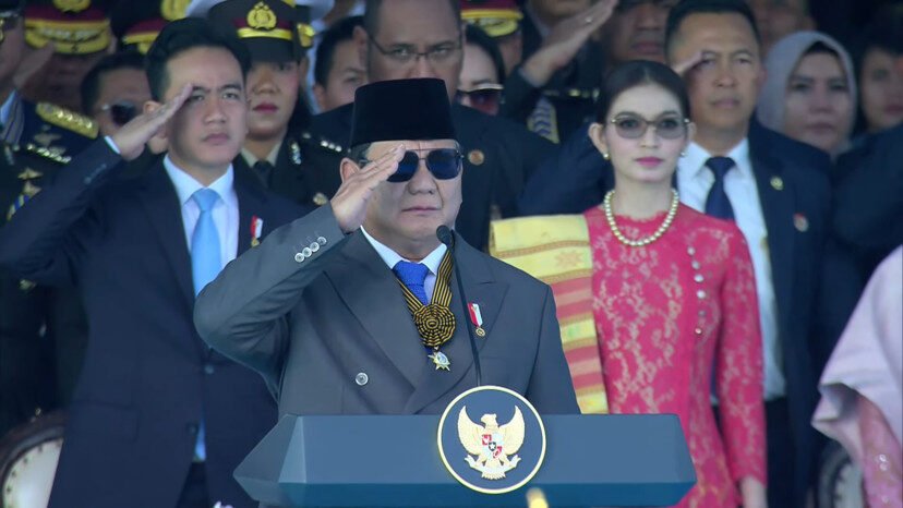 Presiden RI Prabowo Subianto disambut Kapolri Jenderal Listyo Sigit Prabowo di area Lapangan Monas, Selasa (1/7/2025), dalam rangka peringatan Hari Bhayangkara ke-79.